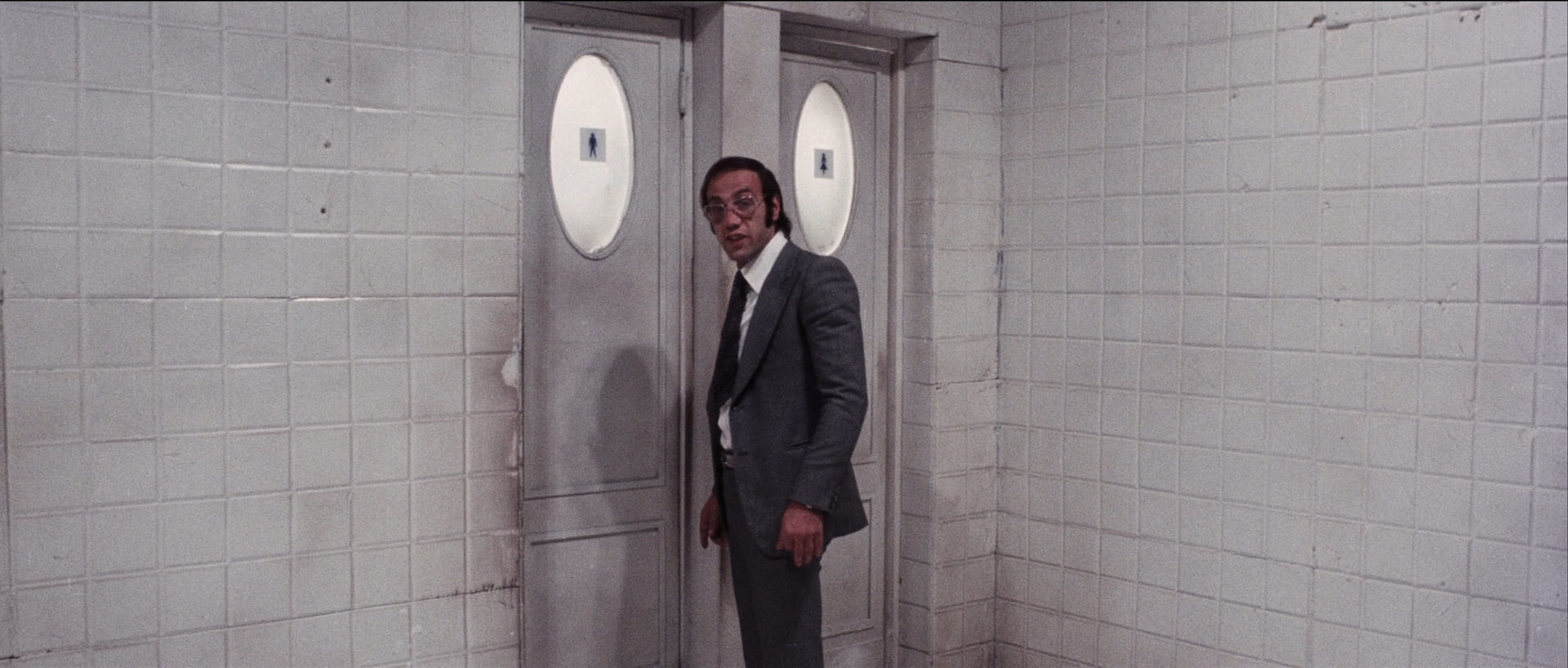 1975 _ Profondo Rosso _ Uomo Nel Bagno Del Teatro _ Non Accreditato _ 01.jpg