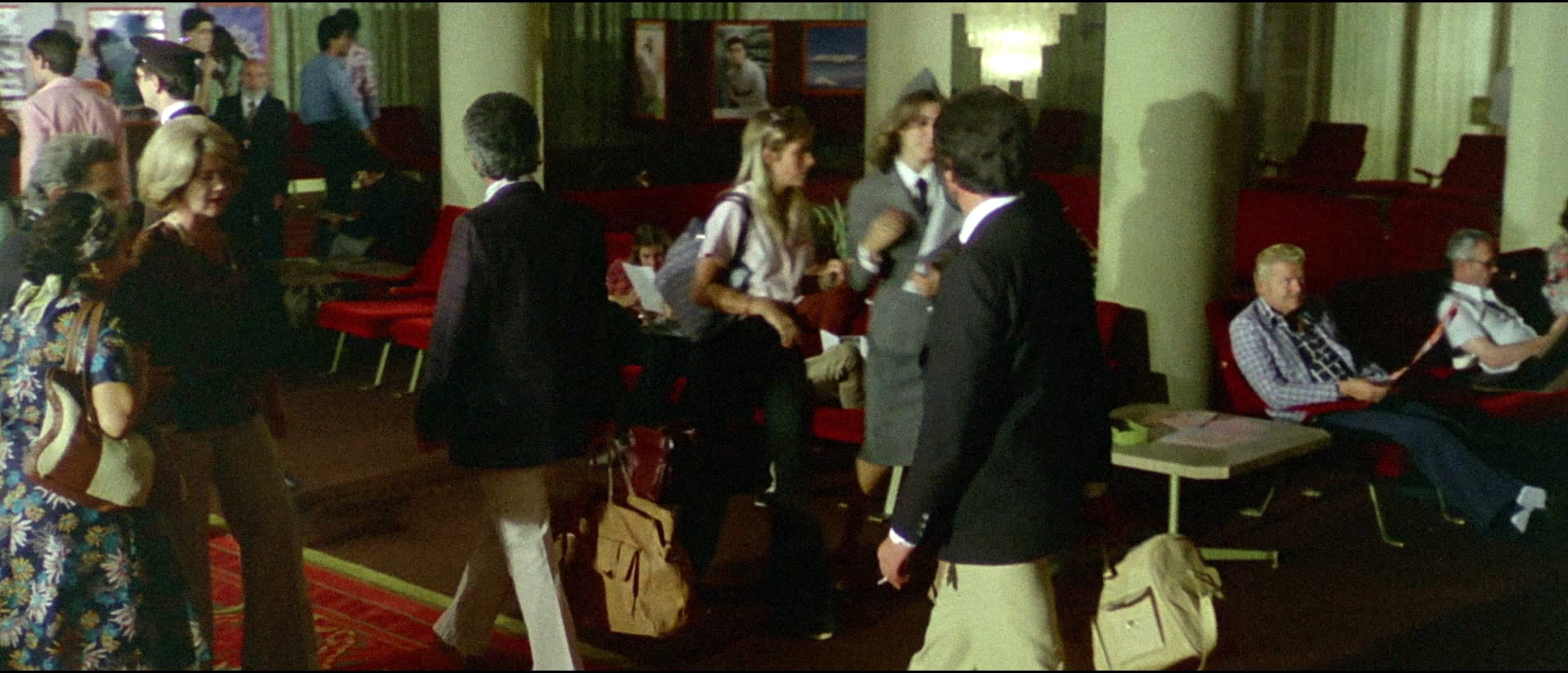 1976 _ Sangue Di Sbirro _ Uomo In Aeroporto _ Non Accreditato _ 02.jpg