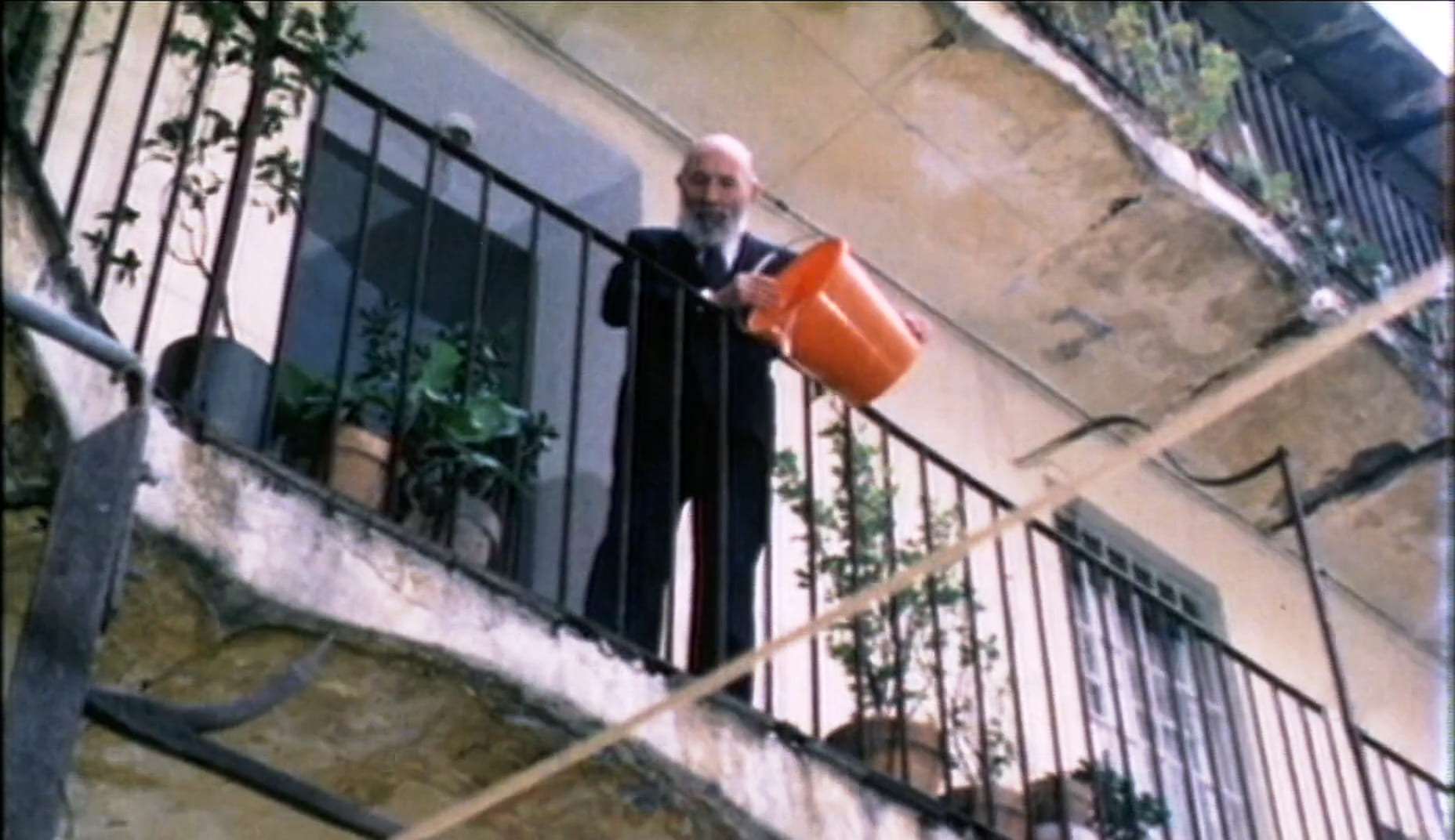 1982 _ Giggi Il Bullo _ Uomo Che Tira Una Secchiata D'acqua A Giggi _ 01.jpg