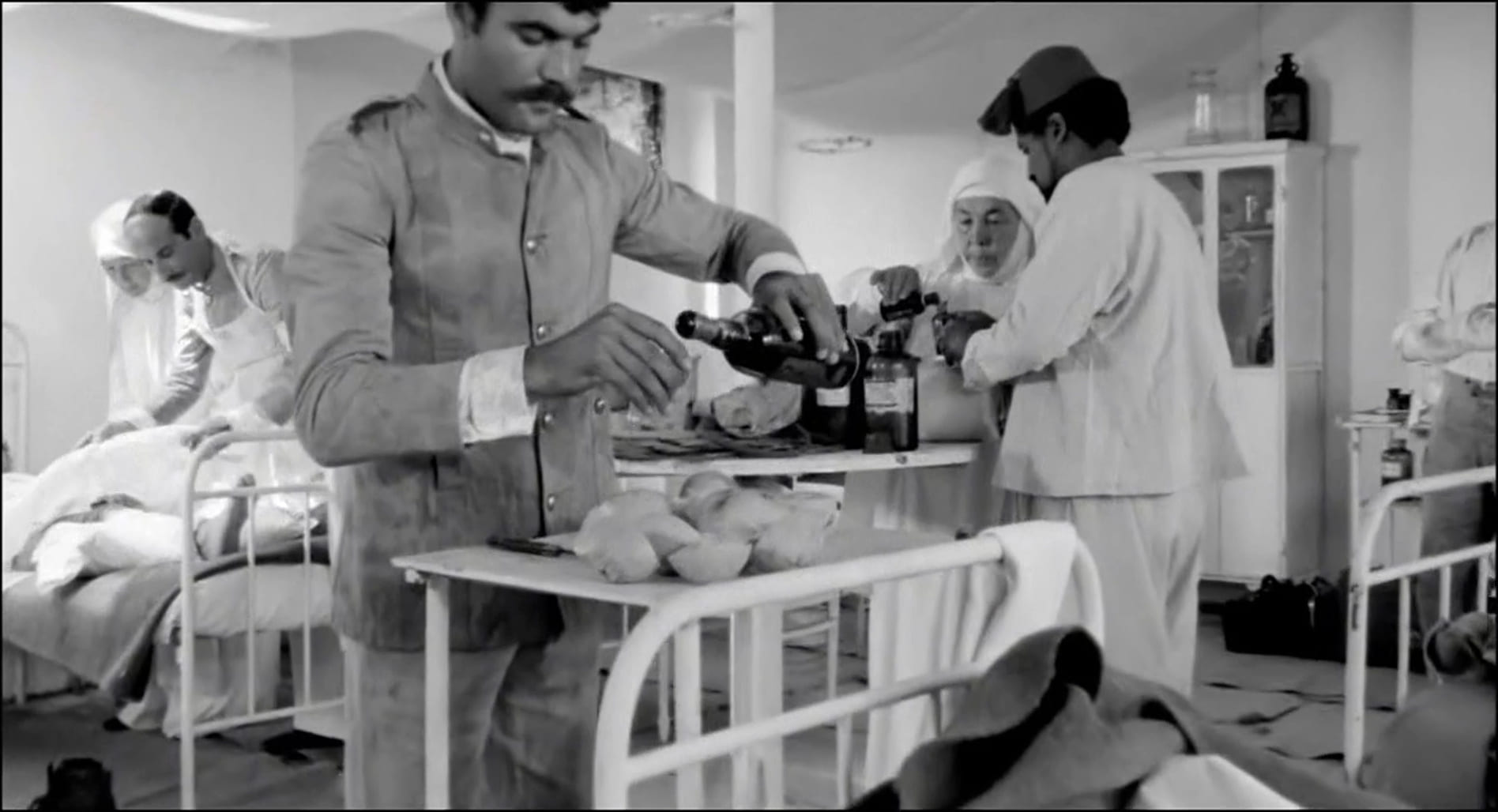 1974 _ Mio Dio Come Sono Caduta In Basso _ Medico All'ospedale Da Campo _ Non Accreditato _ 01.jpg